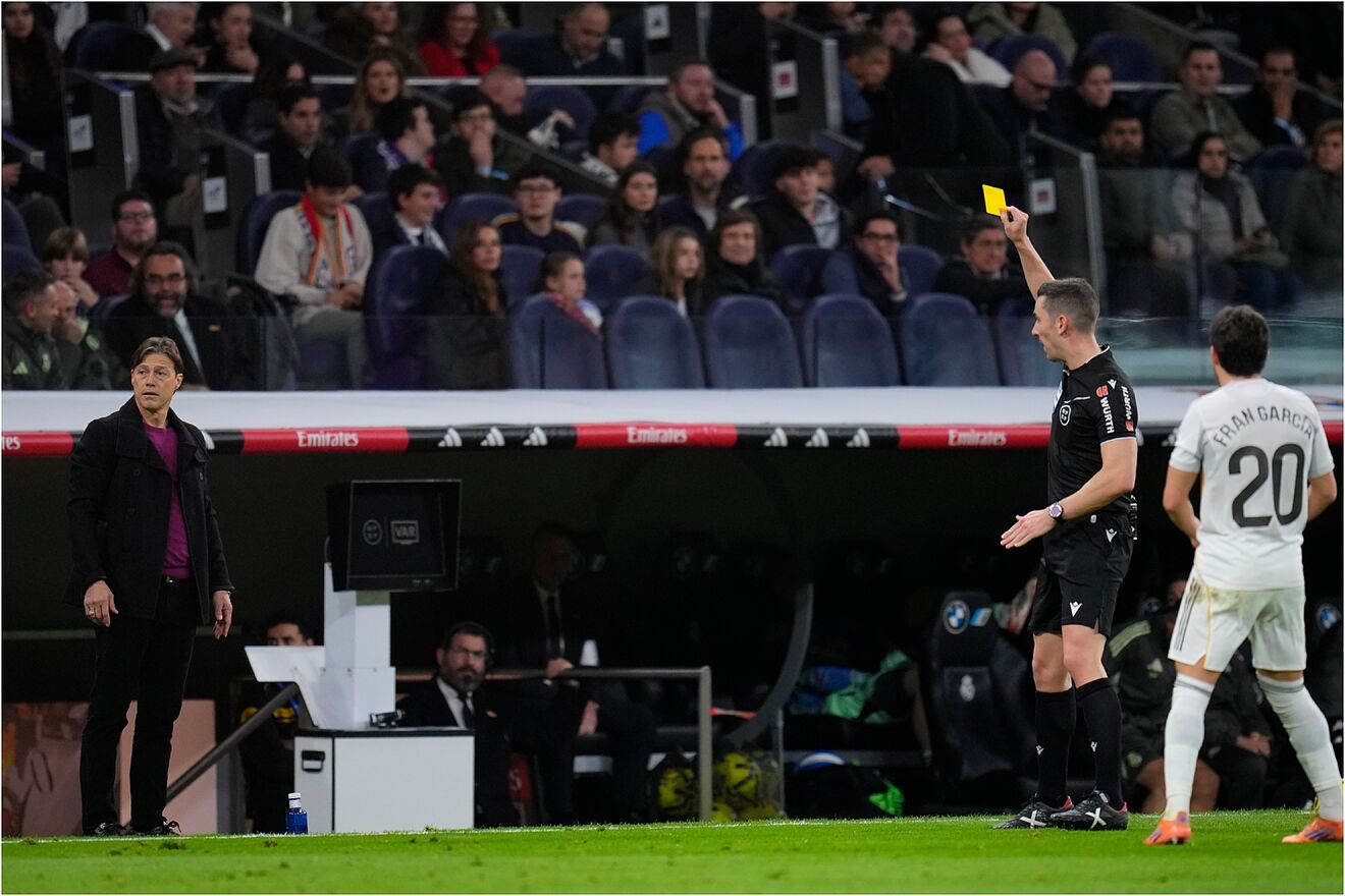 Matías Almeyda ve la amarilla durante el Real Madrid vs Sevilla.