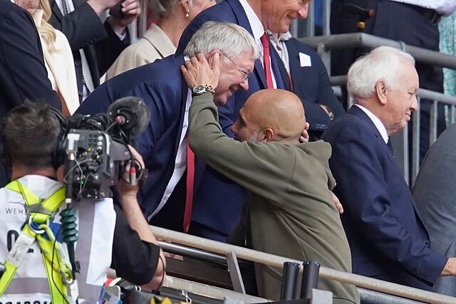 Guardiola abraza a Fergus�n en Wembley.