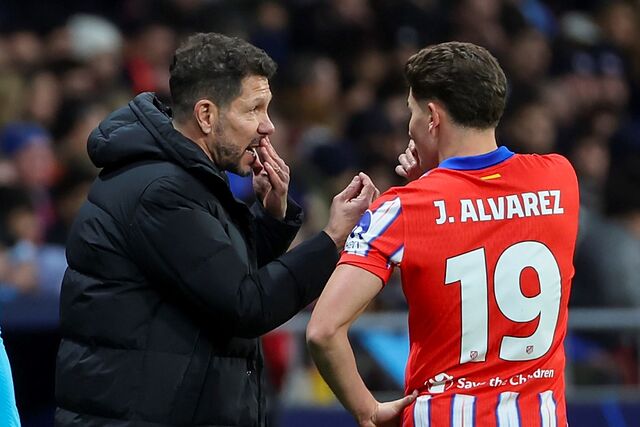 Simeone da instrucciones a Juli�n �lvarez