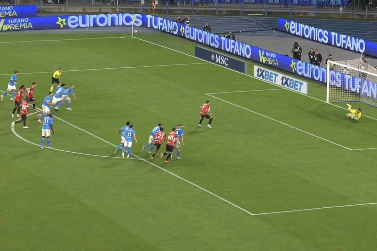 Santiago Gim�nez falla penal al minuto 69'