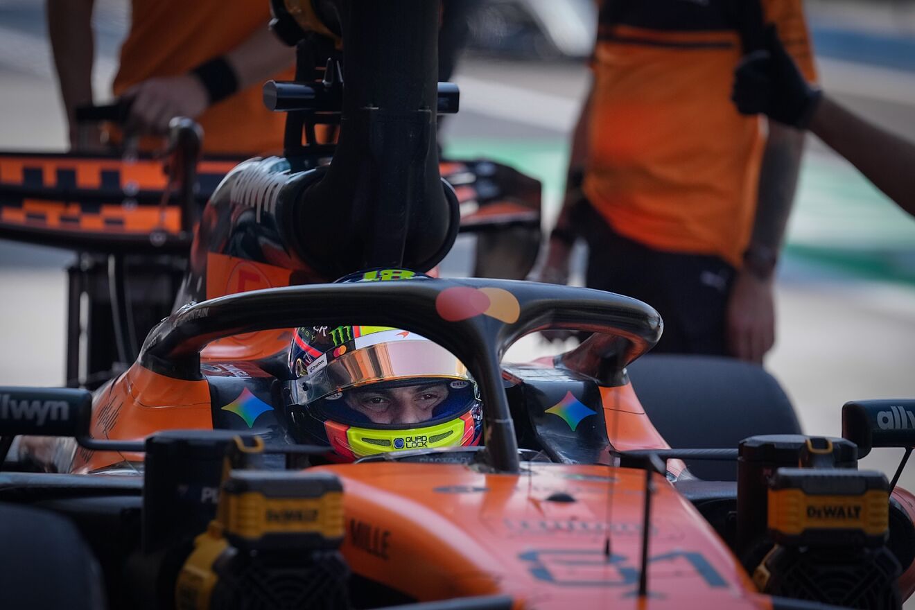 Piastri, arriba de su McLaren.