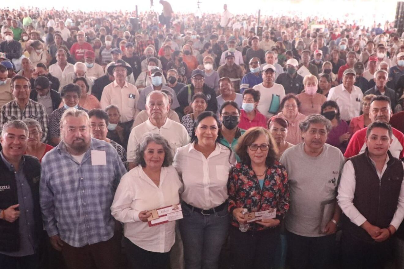 Reciben derechohabientes mexiquenses Tarjeta de Pensión para el...
