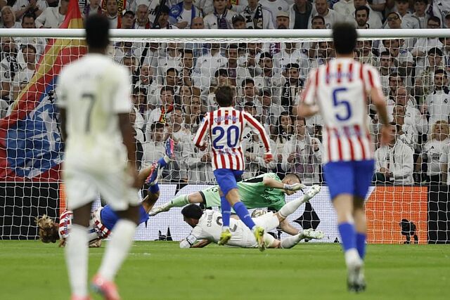 Llorente, en el suelo, tras ser chocado por Carbajal.