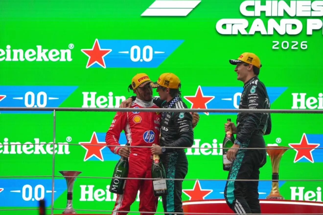 Antonelli abraza a Hamilton en el podio de China