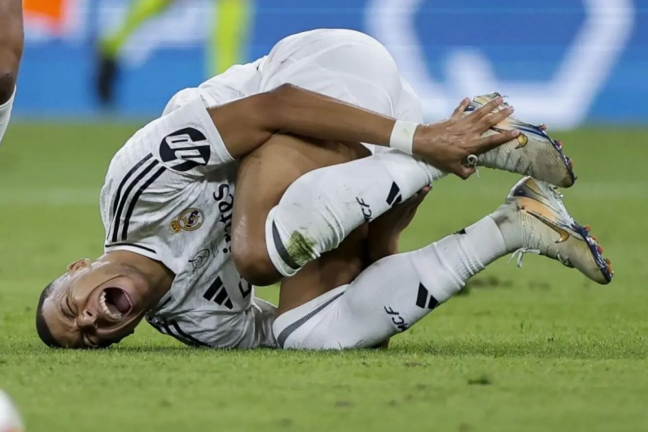 Mbapp� se duele de una patada durante un partido