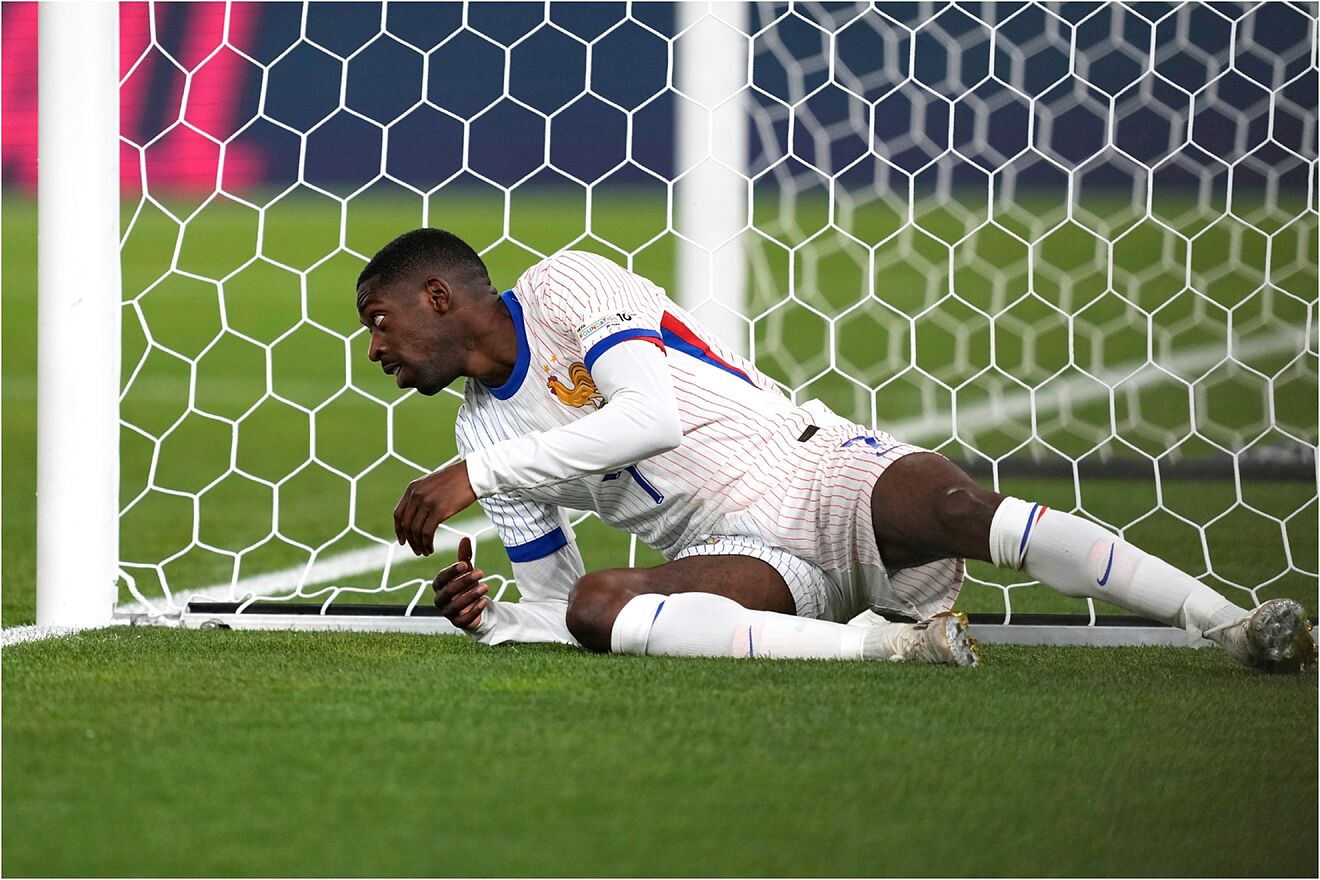 Demb�l�, en el suelo, durante un partido con la Francia.