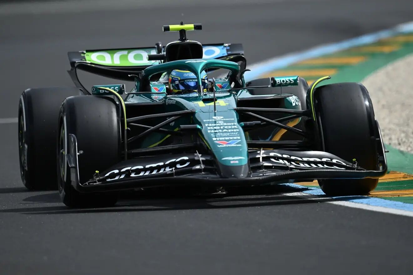Fernando Alonso, con su Aston Martin