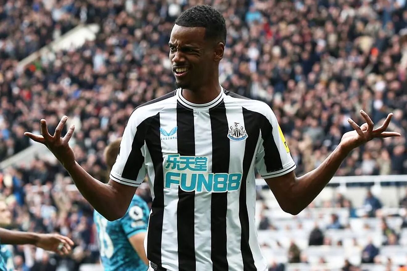 Isak celebra un gol con el Newcastle