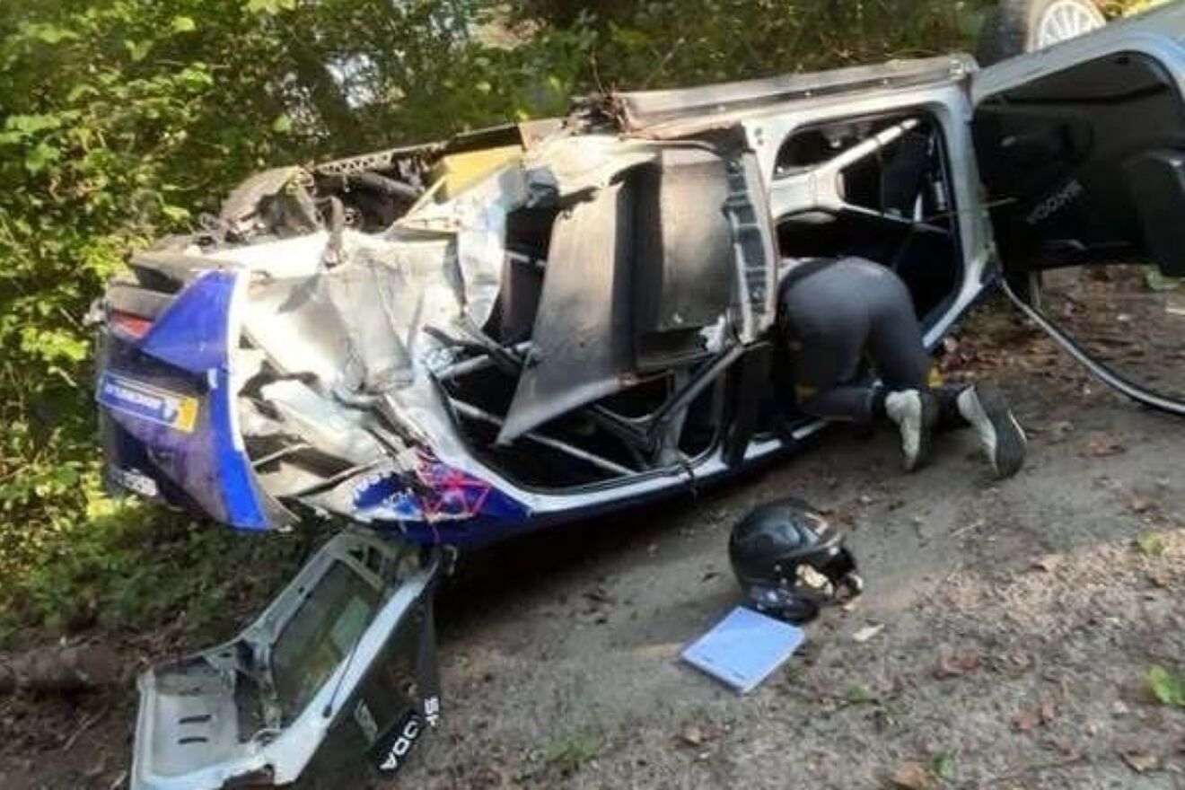 As� qued� el coche en el que iba el padre de Verstappen tras el...