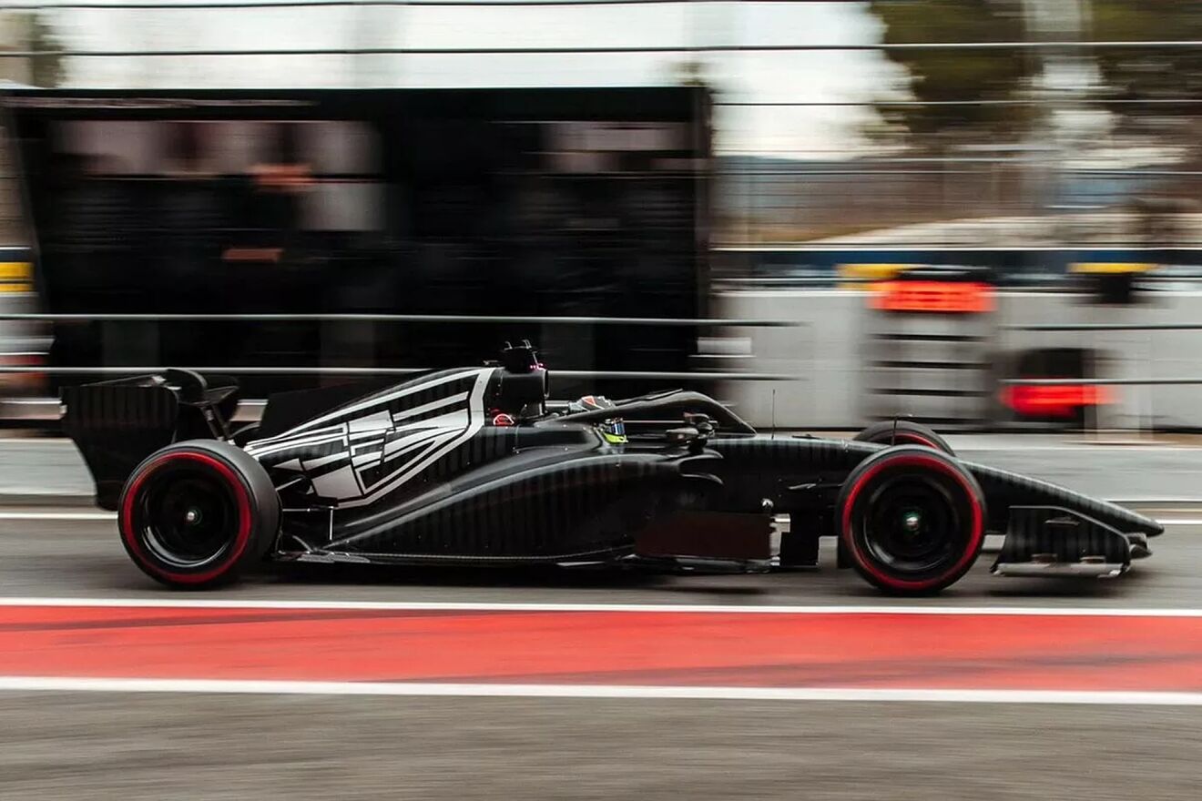 Checo, en su Cadillac