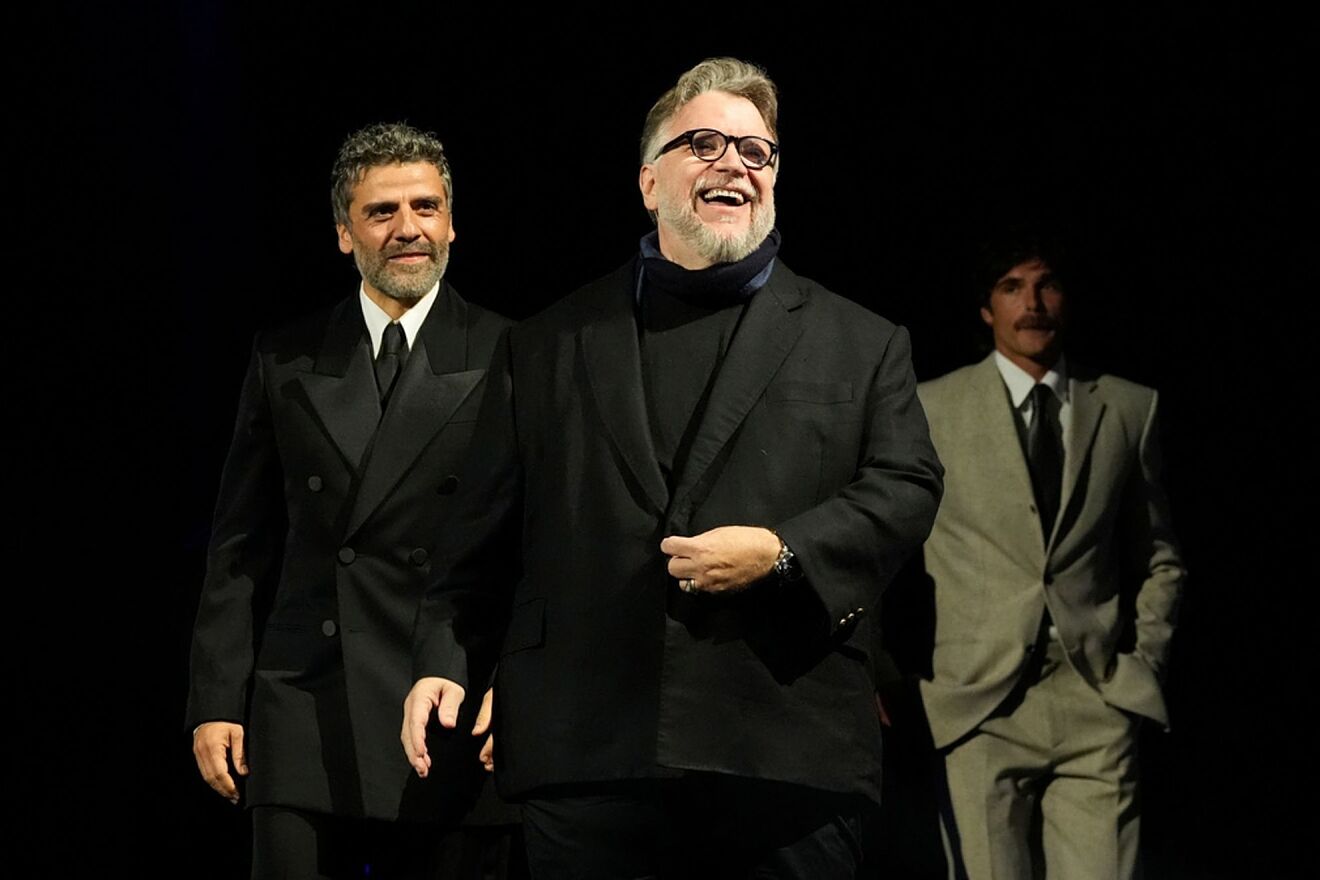 Guillermo del Toro y Jacob Elordi suben al escenario durante los...