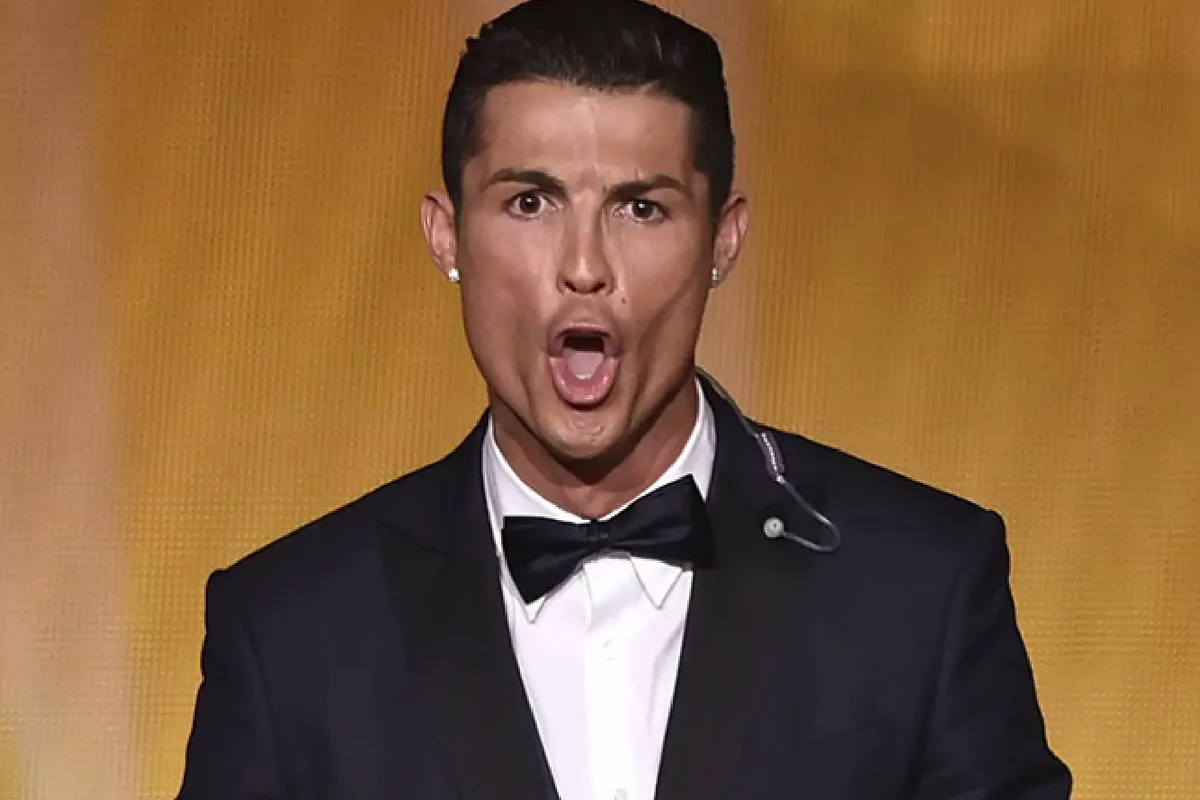 😤 ¡LA DIFERENCIA ENTRE MESSI Y CR7! ✓ Si Leo #Messi agarra del Cuello a un  Rival, no le sacan ni Tarjeta Amarilla. ❌ Si Cristiano Ronaldo empuja por  la Espalda a, image size:1200x800