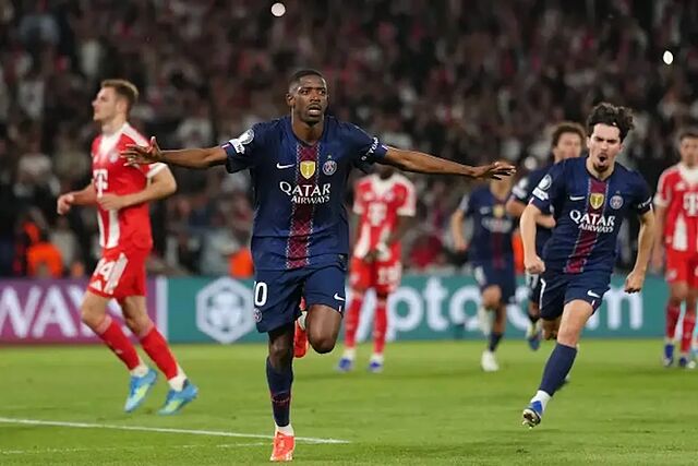 Demb�l� celebra su gol al Bayern