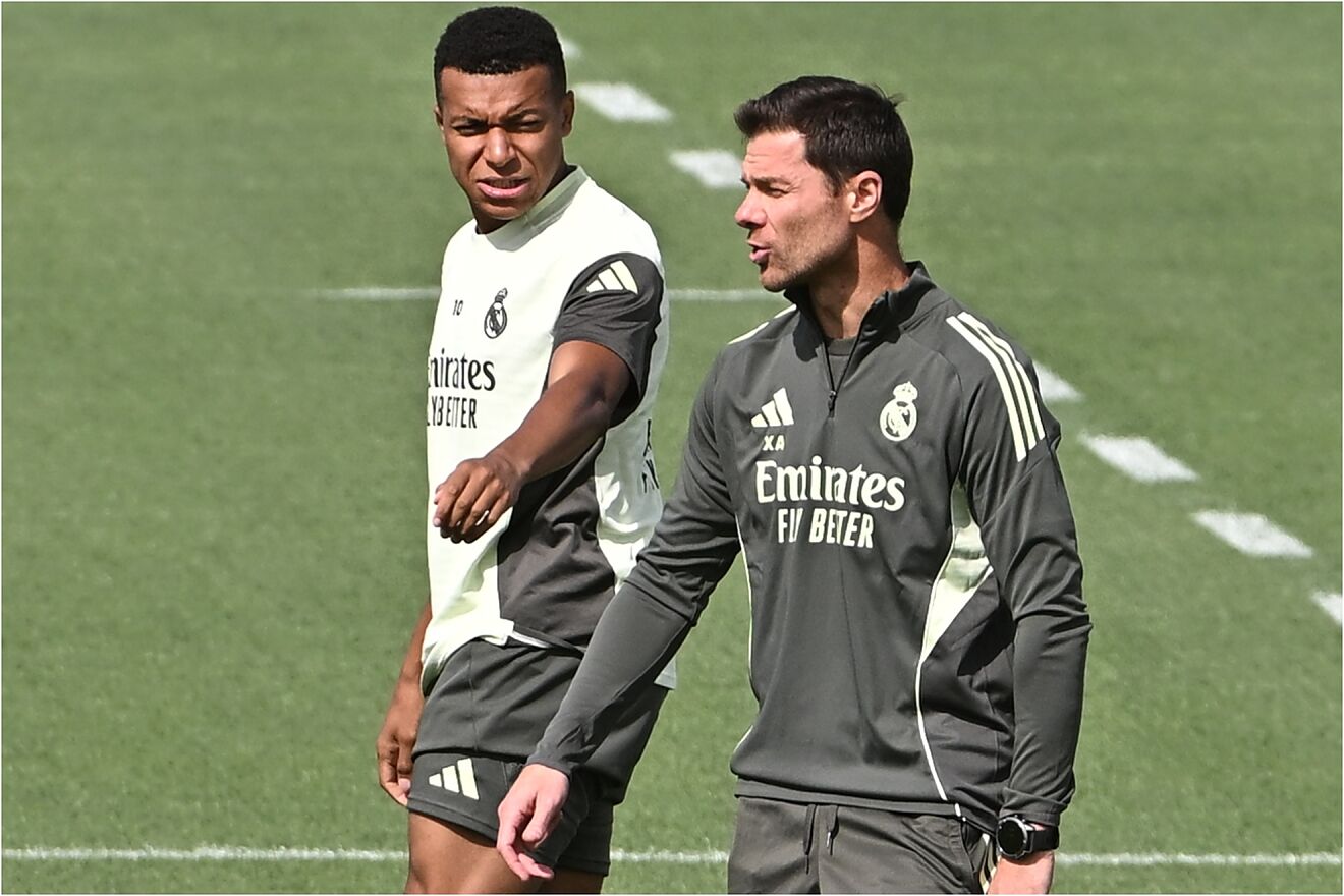 Mbapp� dialoga con Xabi Alonso en un entrenamiento del Real Madrid.