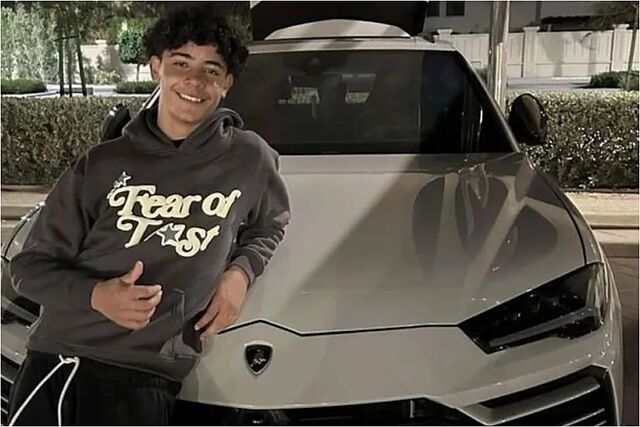 El peque�o, posando ante su flamante SUV deportivo.