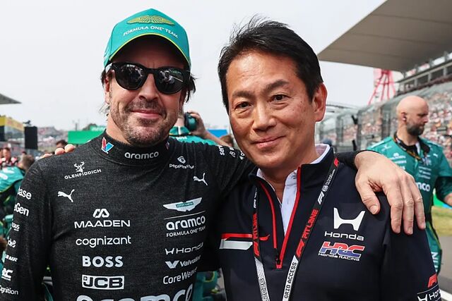 Fernando Alonso y Koji Watanabe, en la parrilla de Suzuka de F1