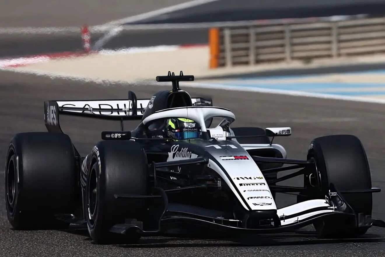 Checo, con su Cadillac