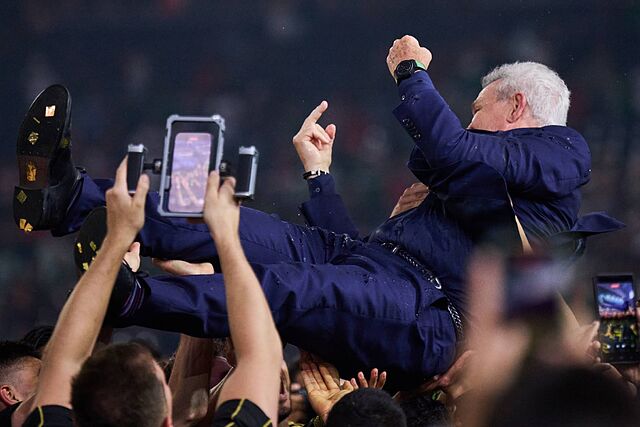 Javier Aguirre es lanzado por los jugadores en la celebraci�n de la Copa Oro