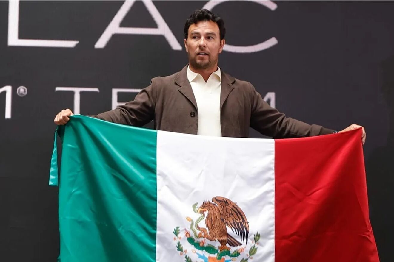 Checo, con una bandera mexicana, en su presentaci�n con Cadillac