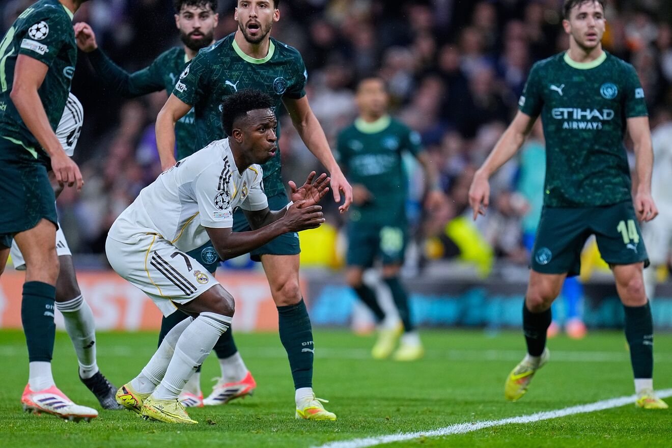 Vinicius, rodeado de varios jugadores del City en un partido de la...